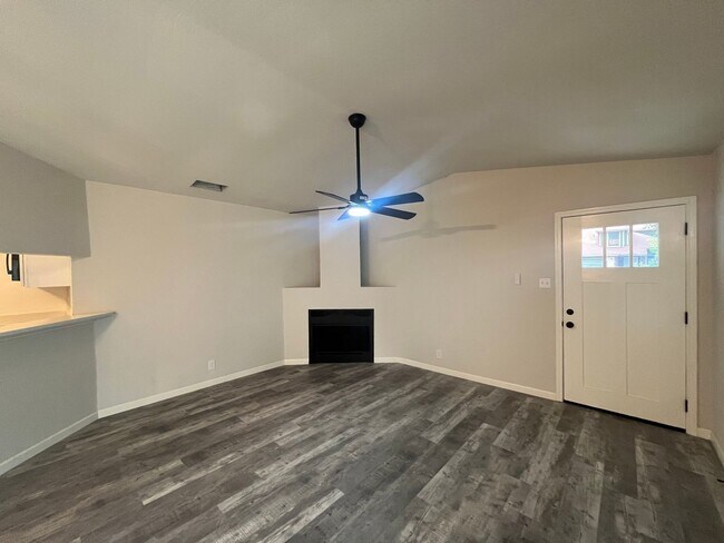 Foto del edificio - 4007 Sunrise Creek Dr