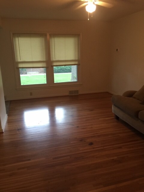 Sala de estar - 1672 Ford Pkwy