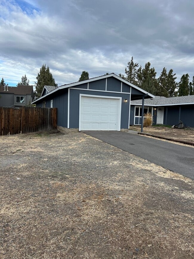 Building Photo - Cute Duplex close to Hospital
