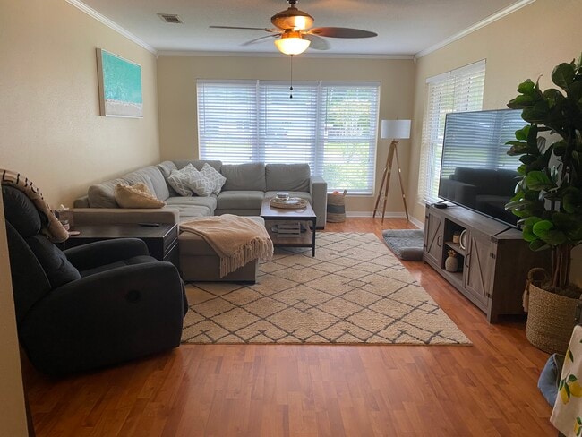 Living room - 7 Sharilyn Dr