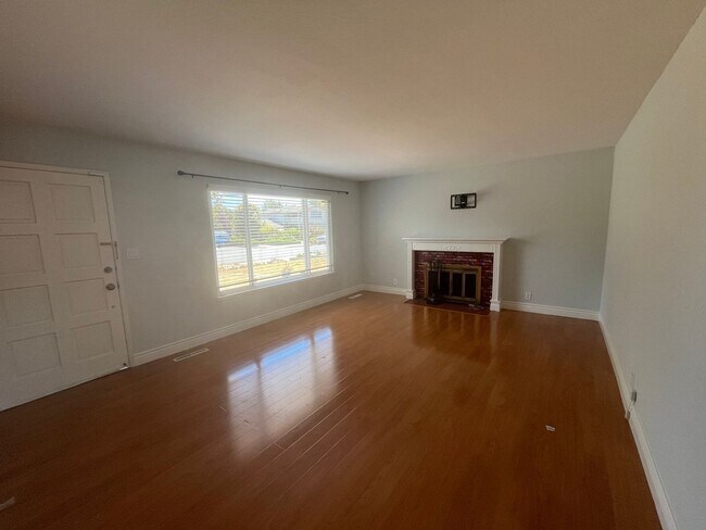 Building Photo - 4 bedroom has nice layout, great location ...