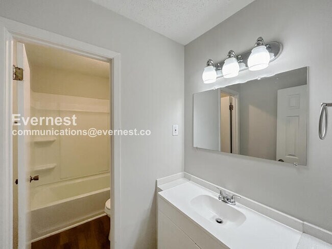 Foto del edificio - 3415 Castle Dr