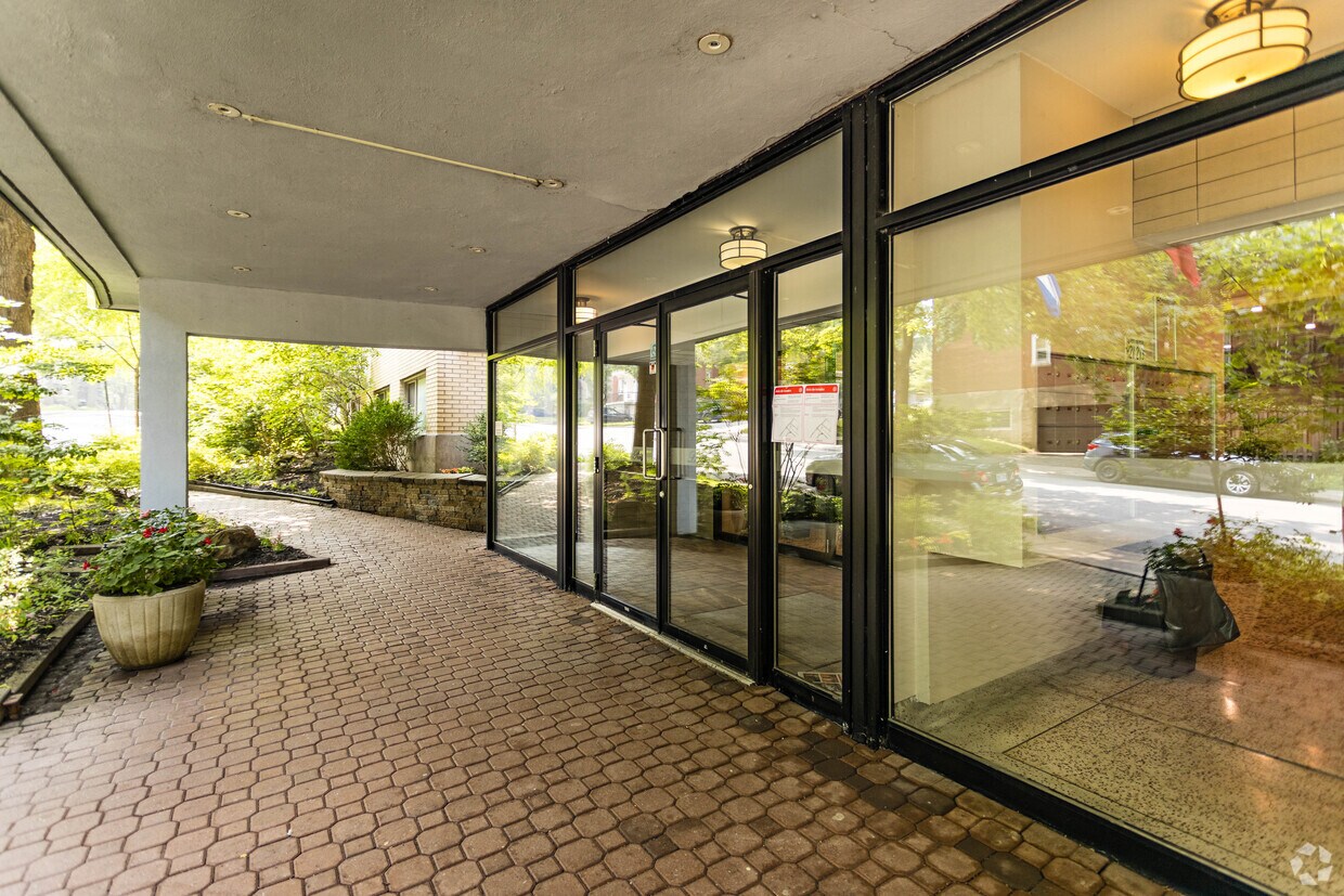 Building Photo - 1000 Av Pratt