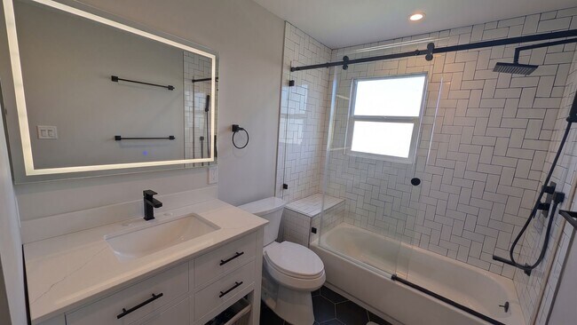 Foto del edificio - Beautiful Modern Home in San Leandro w/ Premium Kitchen Upgrades & Private Backyard Pergola