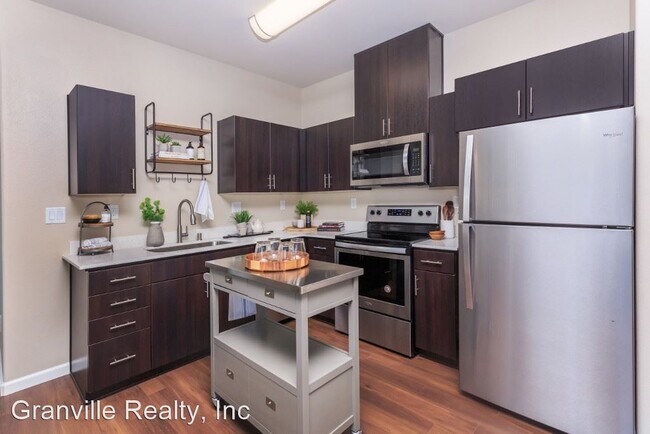 Foto del edificio - 8080 N Millbrook Ave