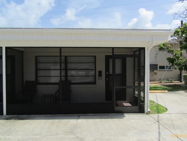 Building Photo - 704 W Venice Ave