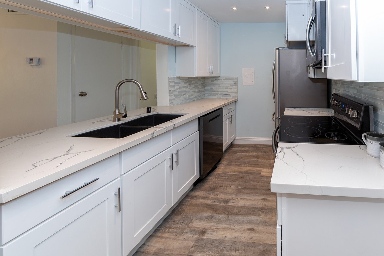 Kitchen - 5460 White Oak Ave