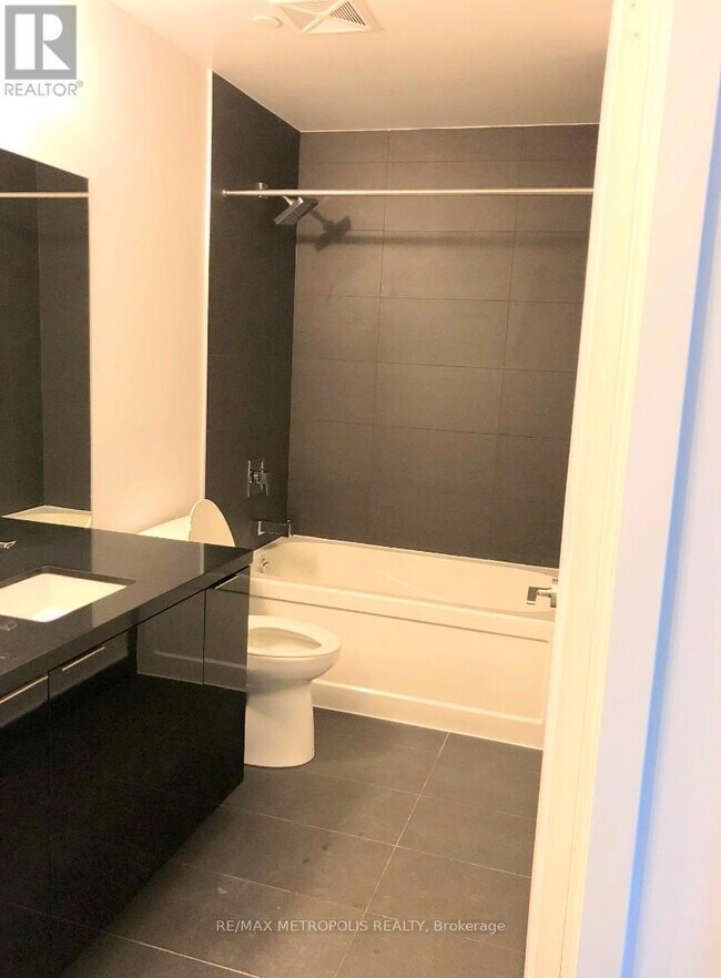 Photo du bâtiment - 8 Eglinton Ave E