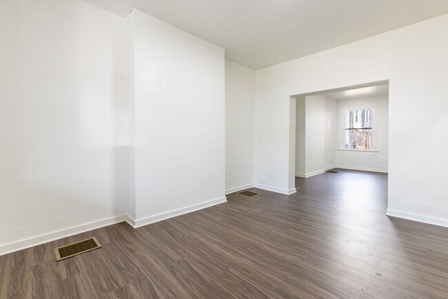 Foto del edificio - Available Now! - Completely Renovated 2 Be...
