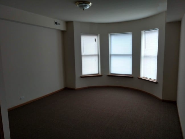 Building Photo - 4 bedroom in Chicago IL 60653