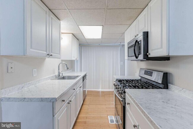 Building Photo - 211 Lexington Ave