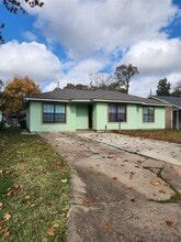 Building Photo - 2413 Huntington Dr