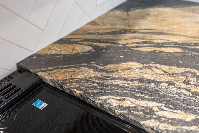 Building Photo - Heritage Historic - Unit B