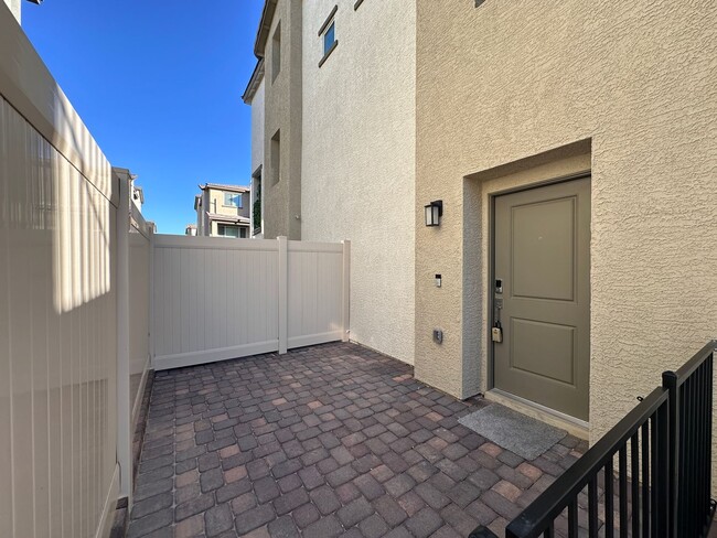 Building Photo - CONTEMPORARY TOWNHOUSE WITH AMENITIES AND ...