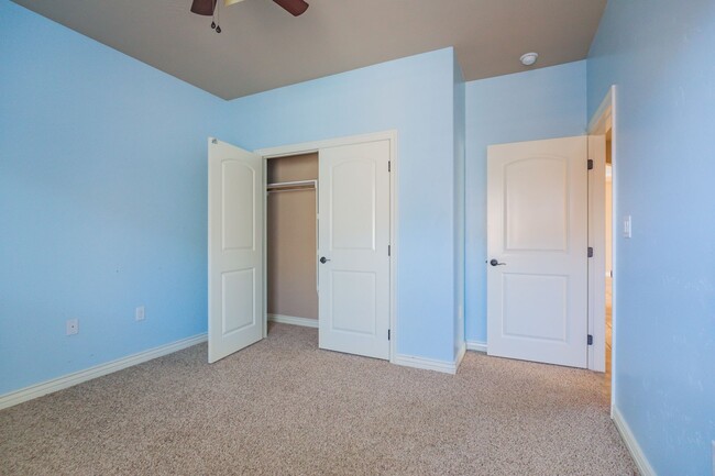 Foto del edificio - Modern 4 Bedroom 2 Bath Home!