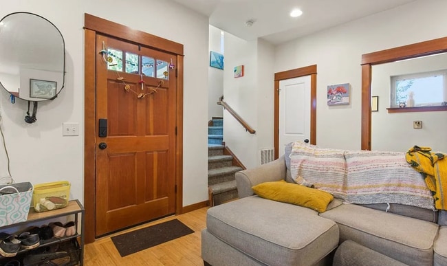 Foto del edificio - Bright & stylish end-unit 2 Bedroom 1.5 Ba...