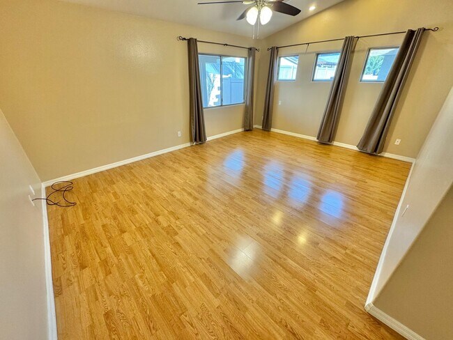 Foto del edificio - SINGLE STORY 4 BEDROOM HOME IN CUL DE SAC LOCATED IN NORTH LAS VEGAS