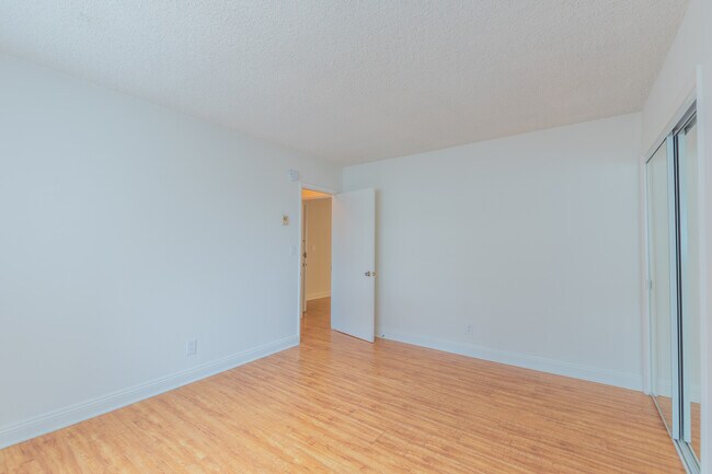 Foto del edificio - 1255 Granville Ave
