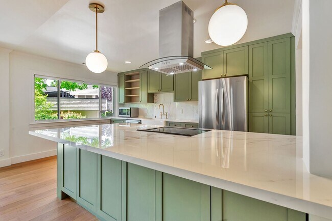 Building Photo - Remodeled 2-Bedroom 2-Bath Menlo Park Condo