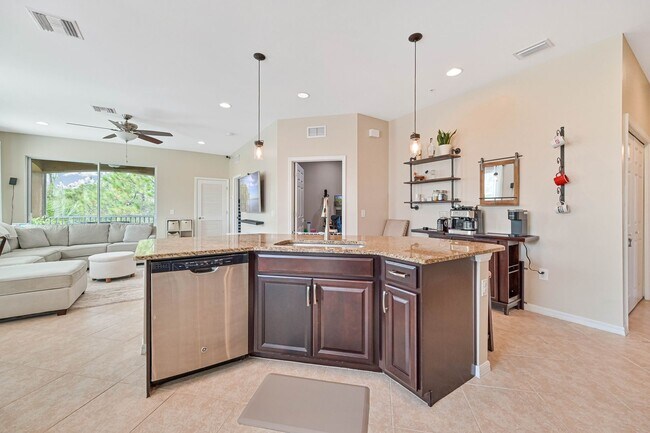 Building Photo - AVAILABLE June 2025 - HUGE Townhome with D...