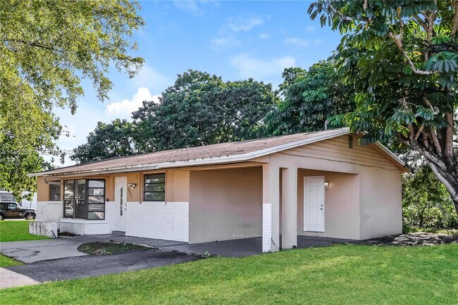 Foto del edificio - 5801 Royal Palm Blvd