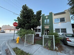 Building Photo - 1700 SW 10th St