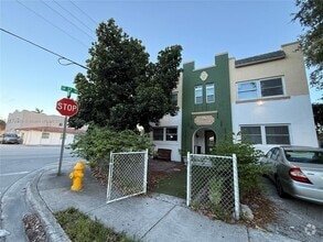 Building Photo - 1700 SW 10th St