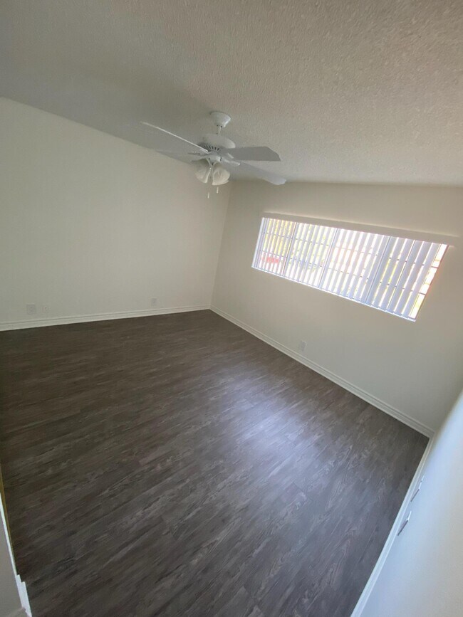 Foto del edificio - 10309 Downey Ave