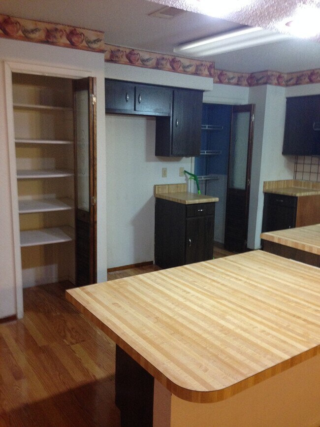 Foto del edificio - 2424 Oakmere Dr