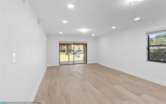Foto del edificio - 6085 N Sabal Palm Blvd