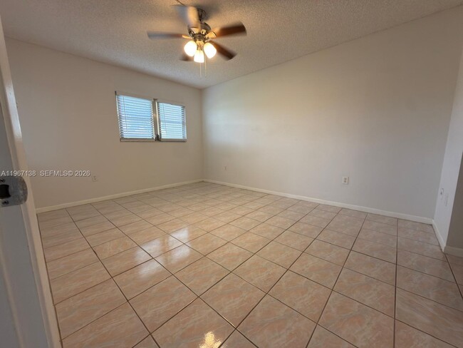 Foto del edificio - 950 SW 138th Ave