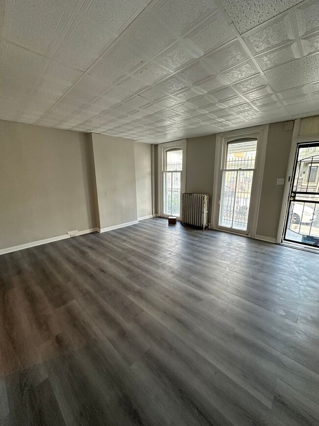 Building Photo - Fully renovated 3 Bed, 1 bath row home