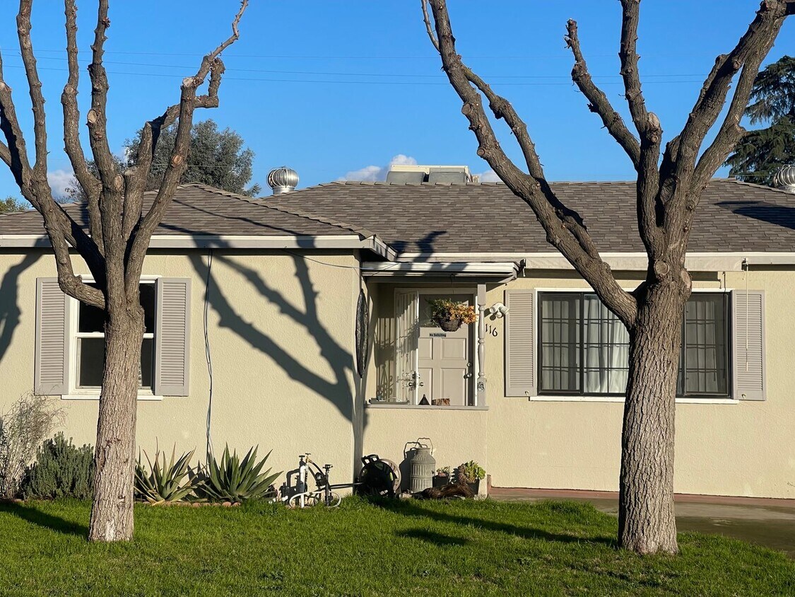Foto del edificio - Nice home for rent in Visalia with a pool