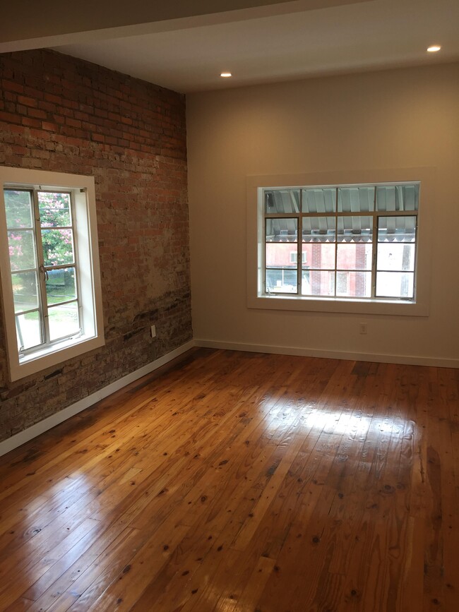 Building Photo - 406 E 9th St