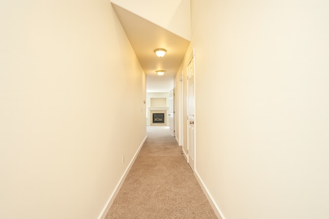 Building Photo - Gorgeous 3x2.5 duplex unit with a fenced b...