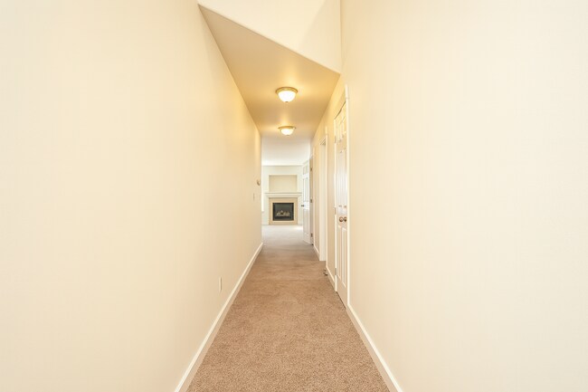 Foto del edificio - Gorgeous 3x2.5 duplex unit with a fenced b...