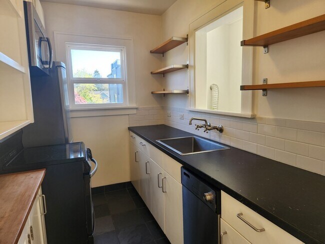 Photo - 2114 7th Ave W Apartment