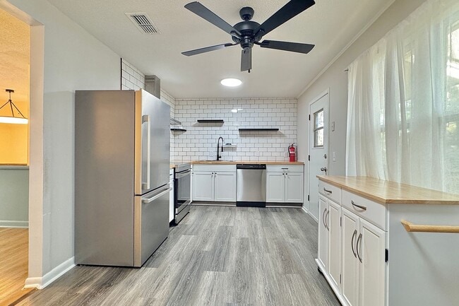 Building Photo - AVAILABLE NOW! (Pet Friendly)