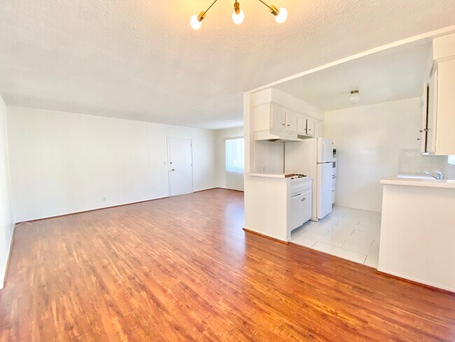 Building Photo - 8206 Romaine St