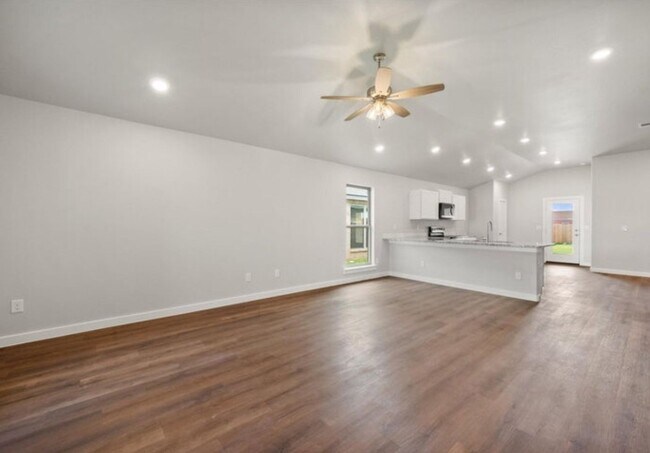 Building Photo - Fabulous and New! 3/2/2