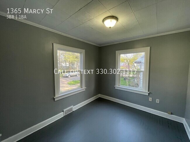 Building Photo - Three bedroom one bathroom home for rent