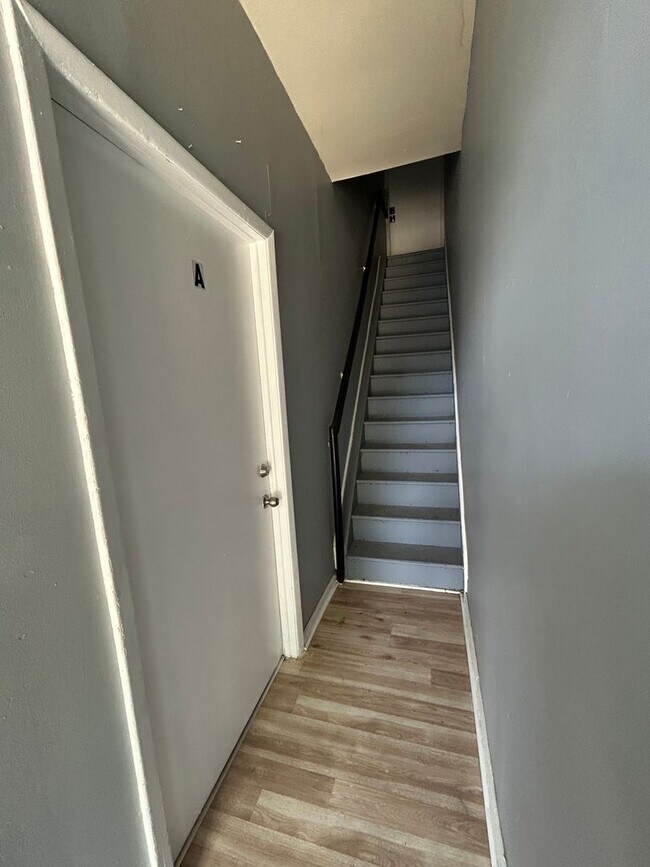 Photo - 1458 Kenwood Ave Apartment