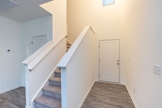 Foto del edificio - 3 Bedroom paired home with 2 car garage mi...
