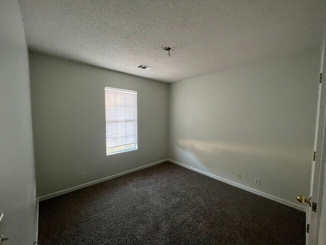 Foto del edificio - New Carpet! New Paint!