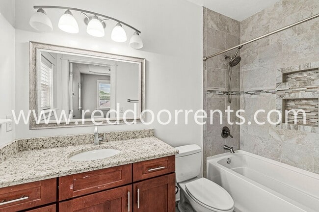 Building Photo - Charming Home Near Downtown Indianapolis -