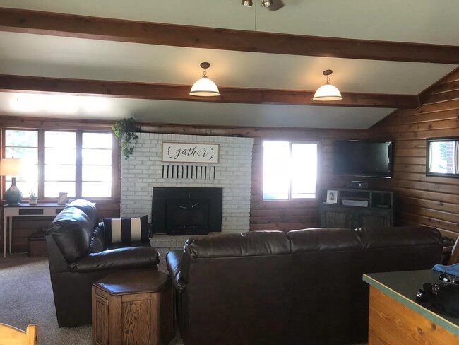 Building Photo - Perfectly located pet friendly house