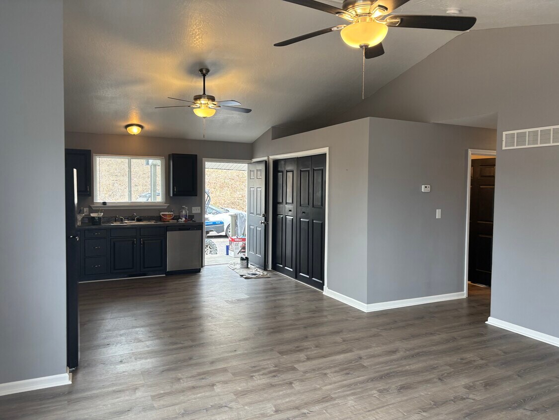 Primary Photo - 204 Park Place Dr