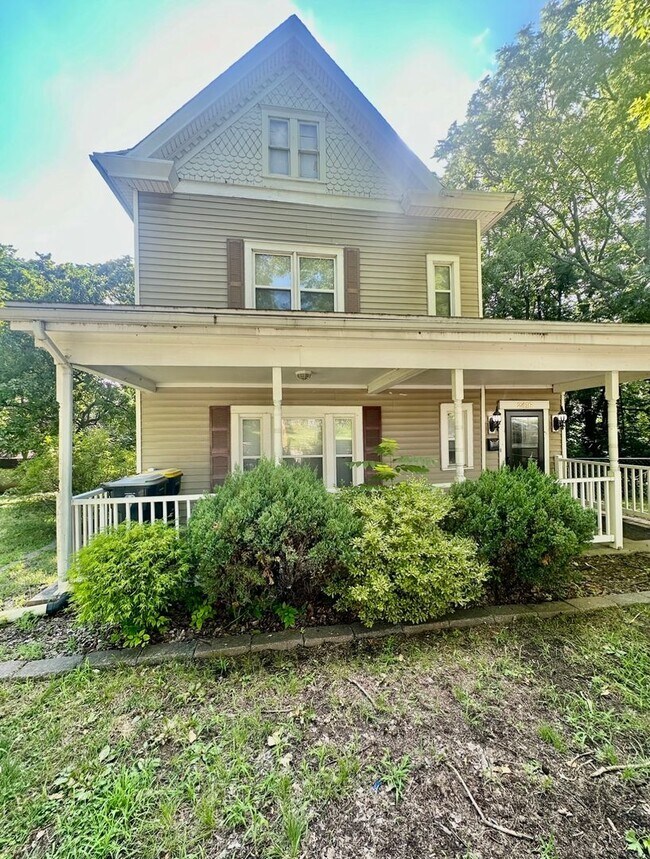 Building Photo - Charming 4 Bedroom Home For Rent