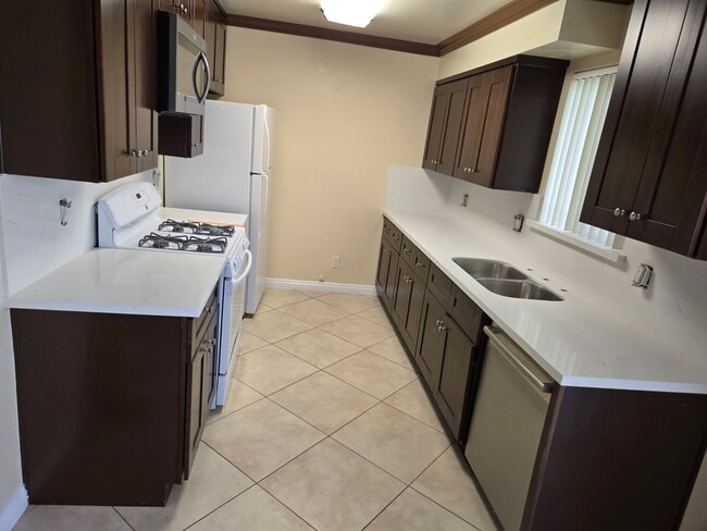 Unit 4 New Kitchen - 15017 Dickens St