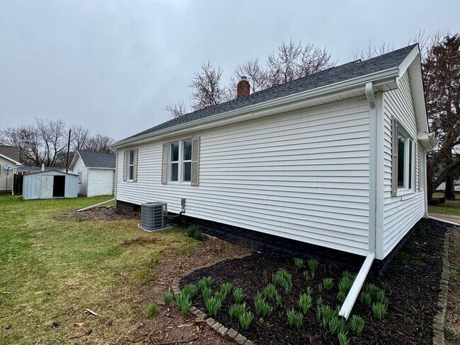 Building Photo - Updated 2 bedroom Niles Home